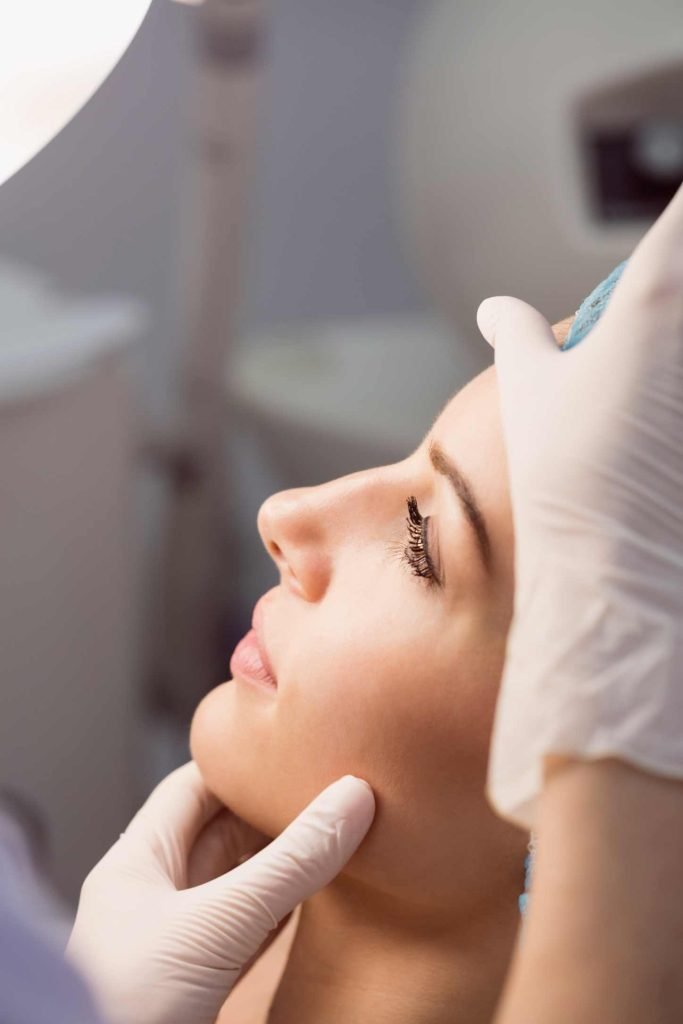Persona recibiendo tratamiento de relleno de ácido hialurónico para mejorar la hidratación y volumen facial en Sevilla.